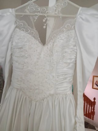 Vestido de novia con cola y bordado con lentejuela