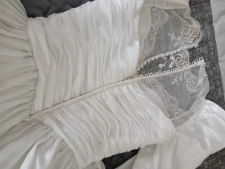 Vestido de novia con cola y bordado con lentejuela