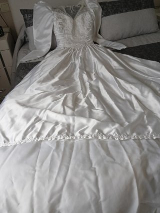 Vestido de novia con cola y bordado con lentejuela