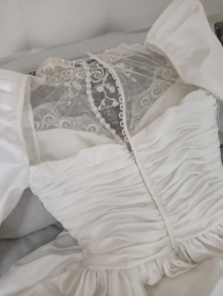 Vestido de novia con cola y bordado con lentejuela