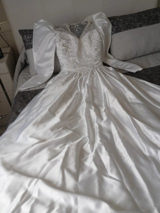 Vestido de novia con cola y bordado con lentejuela