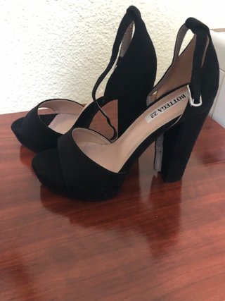 Tacones negros