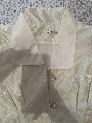 Vestido blanco con botones joya
