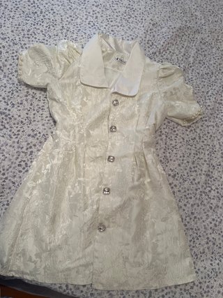 Vestido blanco con botones joya