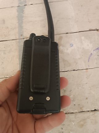 Emisora Yaesu VX-110 walkie 2 metros solo en mano.