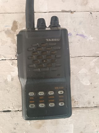 Emisora Yaesu VX-110 walkie 2 metros solo en mano.