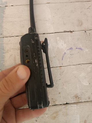 Emisora Yaesu VX-110 walkie 2 metros solo en mano.