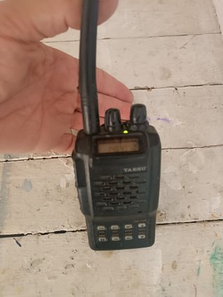 Emisora Yaesu VX-110 walkie 2 metros solo en mano.