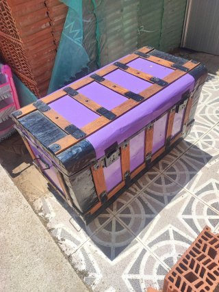 Baúl antiguo morado y negro