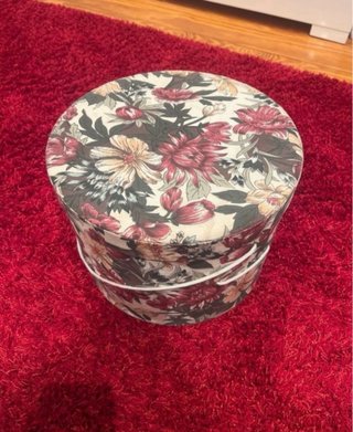 Caja redonda con diseño floral