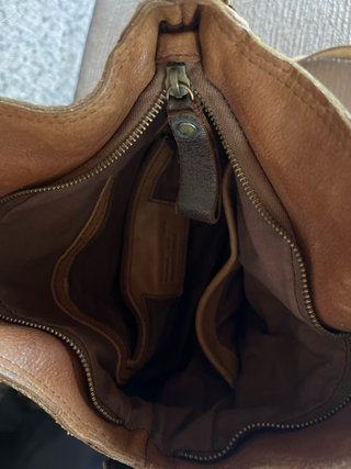 Bolso de piel ocre y marrón