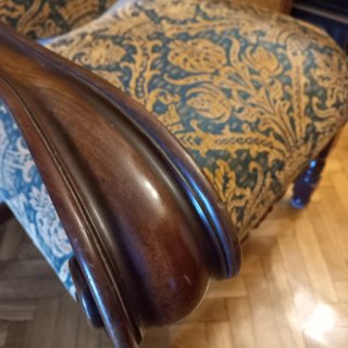 Sillón antiguo madera nogal y tapiceria preciosa