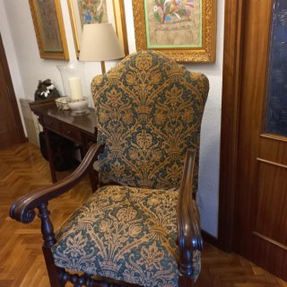 Sillón antiguo madera nogal y tapiceria preciosa