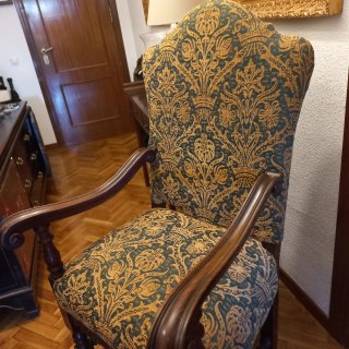 Sillón antiguo madera nogal y tapiceria preciosa