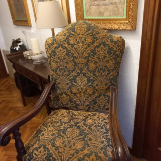 Sillón antiguo madera nogal y tapiceria preciosa