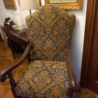 Sillón antiguo madera nogal y tapiceria preciosa