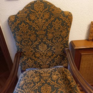 Sillón antiguo madera nogal y tapiceria preciosa
