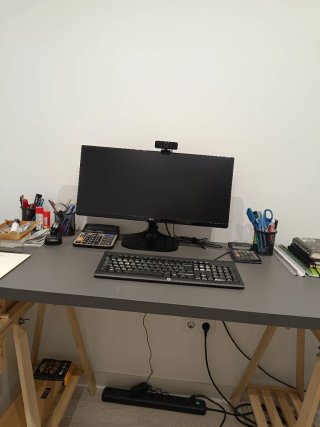 Ordenador de sobremesa ASUS negro/plateado.