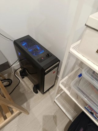 Ordenador de sobremesa ASUS negro/plateado.