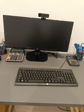 Ordenador de sobremesa ASUS negro/plateado.