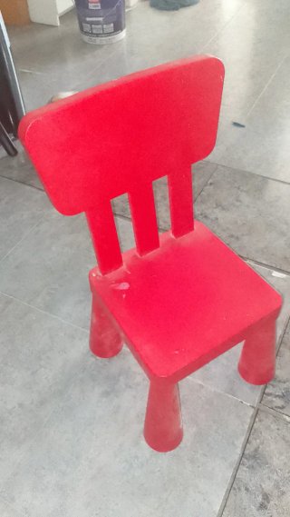 Silla infantil roja de plástico