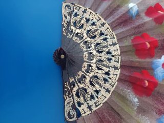 Abanico de tela con flores pintadas