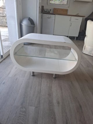 Mesa de centro ovalada blanca con cristal
