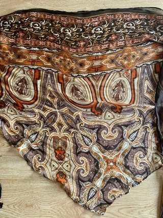 Pañuelo chal con forma triangular estampado