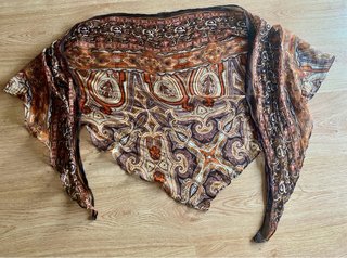Pañuelo chal con forma triangular estampado