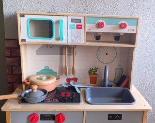 Cocinita de madera Montessori con accesorios