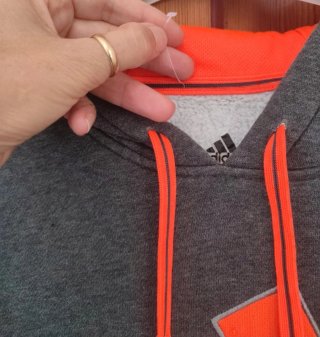 Sudadera Adidas Gris con Capucha y logo en naranja