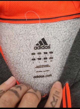 Sudadera Adidas Gris con Capucha y logo en naranja