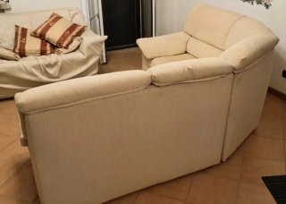 Divano ad angolo beige in tessuto