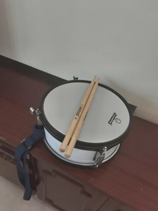 Tambor con baquetas y banda
