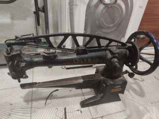 Máquina de coser Adler industrial antigua