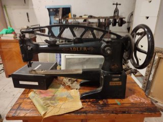 Máquina de coser Adler industrial antigua