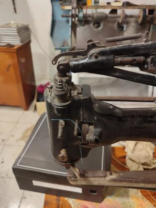 Máquina de coser Adler industrial antigua