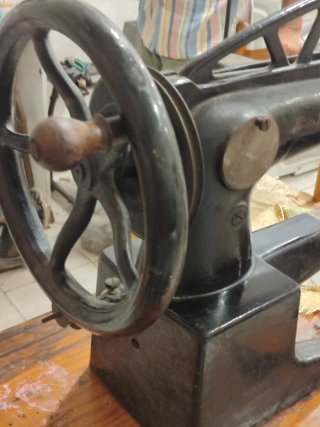 Máquina de coser Adler industrial antigua