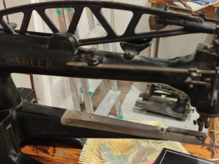 Máquina de coser Adler industrial antigua