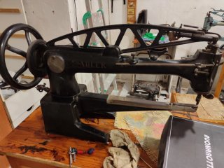 Máquina de coser Adler industrial antigua