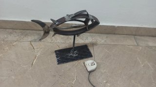 Escultura de atún de metal