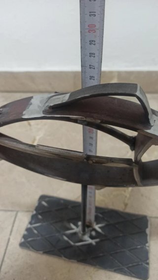 Escultura de atún de metal
