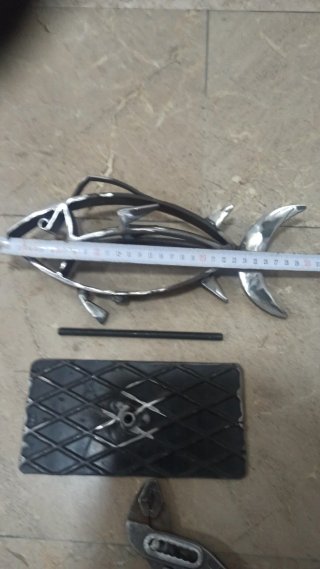 Escultura de atún de metal