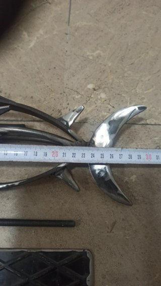 Escultura de atún de metal