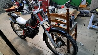 Moto Trial Negra y Roja