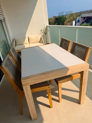 Sofá y mesa de exterior beige