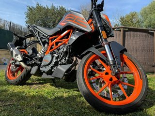 KTM Duke 125cc 2023 Negra Naranja