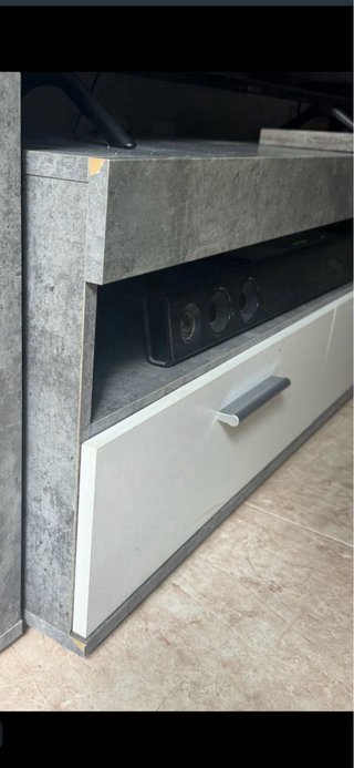 Mueble de salón modular gris y blanco