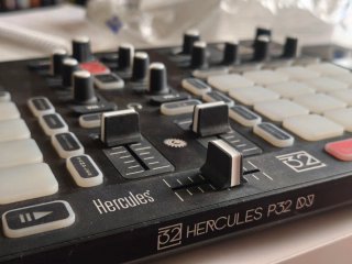 Mesa de mezclas Hercules P32 DJ