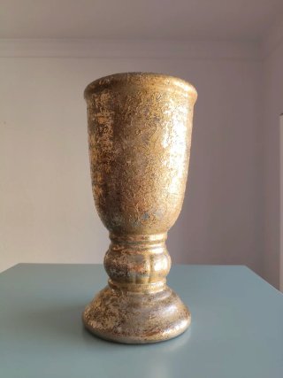 Jarrón plateado con textura